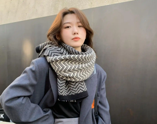 羊绒围巾搭配高领衫保暖又优雅(羊绒围巾冬日搭配技巧2025)