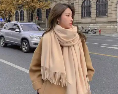 羊绒围巾搭配高领衫保暖又优雅(羊绒围巾冬日搭配技巧2025)