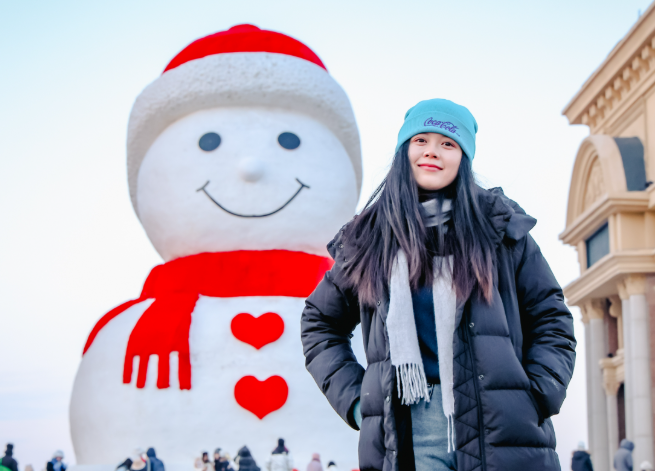 哈尔滨大雪人连夜“补妆” ！哈尔滨大雪人补妆维护游客体验