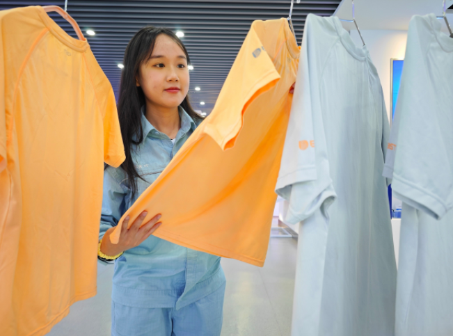 聚酯纤维成冬季衣物主力军,衣服的聚酯纤维等同于塑料瓶吗? 聚酯纤维成冬季衣物主力军,衣服的聚酯纤维等同于塑料瓶吗?