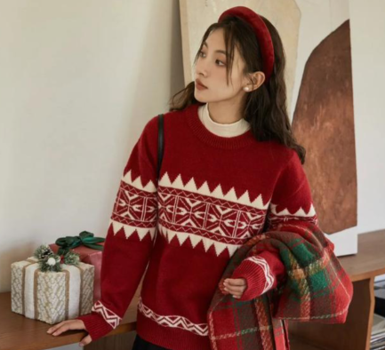 圣诞红围巾搭毛衣显节日氛围（圣诞红围巾穿搭技巧2025）