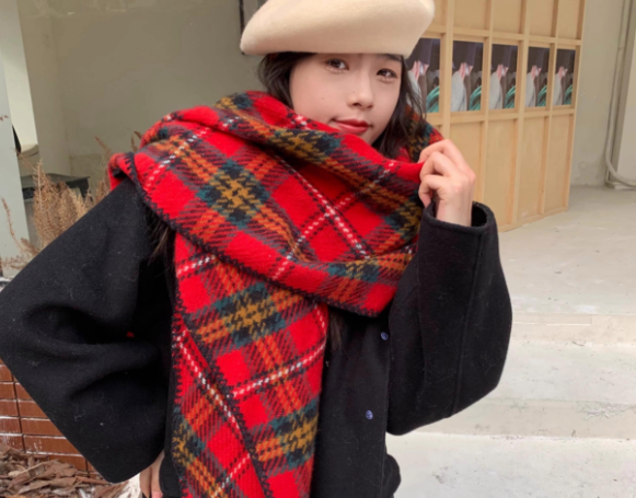 圣诞红围巾搭毛衣显节日氛围（圣诞红围巾穿搭技巧2025）