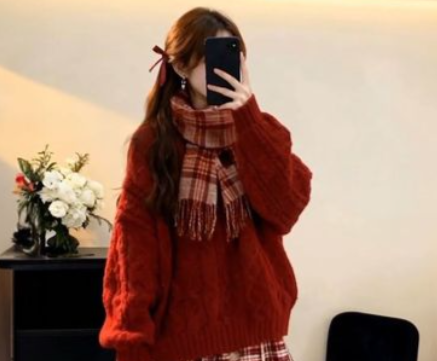 红色毛衣配格纹半裙圣诞氛围拉满（红色毛衣经典圣诞节日穿搭2025）