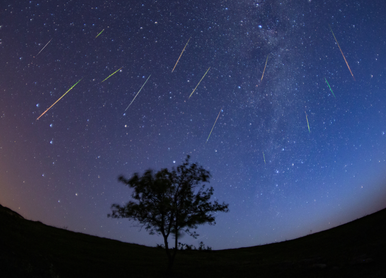 今晚2025最后一场流星雨，小熊座流星雨本周夜空上演