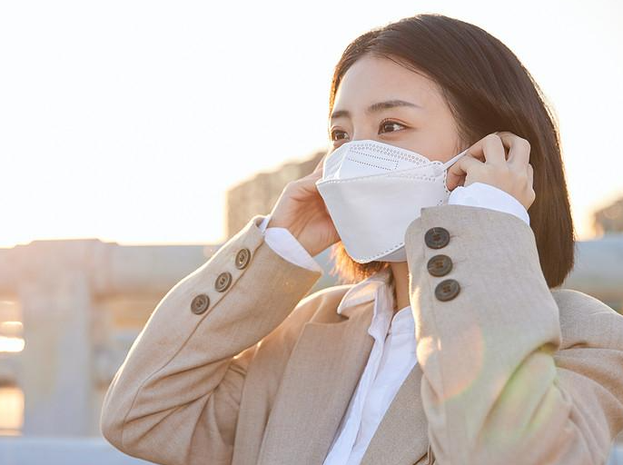 流感季如何正确佩戴口罩？2025年口罩的选择使用与更换指南