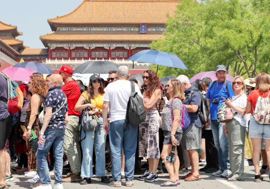 美国大叔夜游中国街头感叹自由 今年中国入境游规模有望创历史新高 美国大叔夜游中国街头感叹自由 今年中国入境游规模有望创历史新高