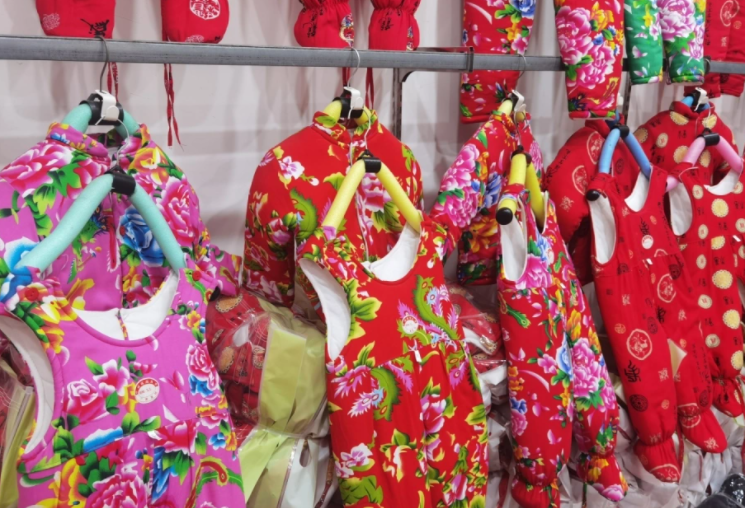 2025年12月“年服”进入产销旺季,哪个款式受欢迎? 2025年12月“年服”进入产销旺季,哪个款式受欢迎?