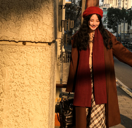 圣诞红贝雷帽配毛呢大衣温柔满分（圣诞红贝雷帽节日约会气质穿搭2025）