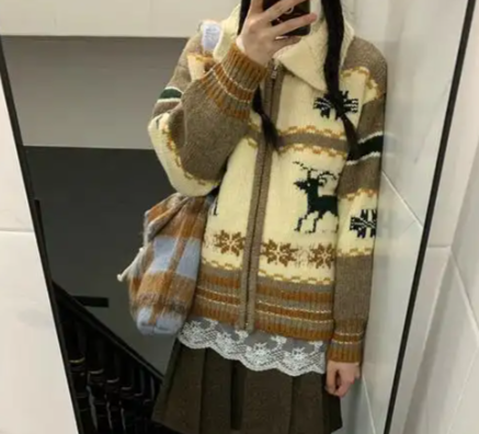 麋鹿图案毛衣搭棕色半裙趣味十足（麋鹿图案毛衣圣诞主题约会穿搭2025）