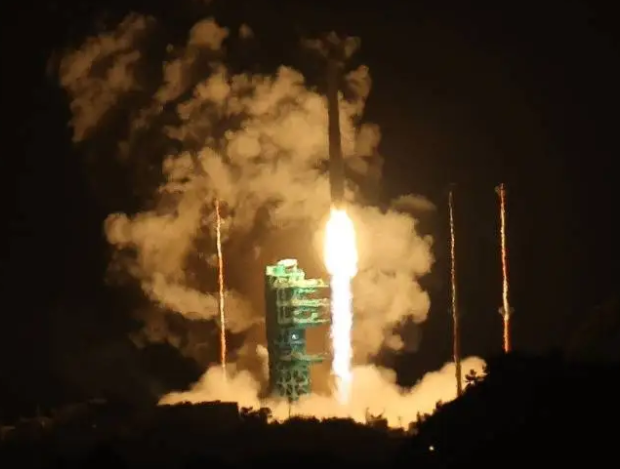 韩国首个商业运载火箭发射失败，韩国火箭升空后起火