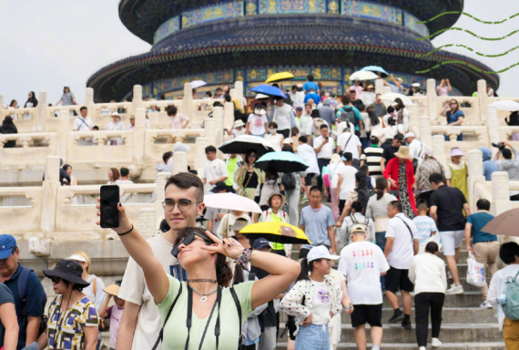 美国大叔夜游中国街头感叹自由 今年中国入境游规模有望创历史新高 美国大叔夜游中国街头感叹自由 今年中国入境游规模有望创历史新高