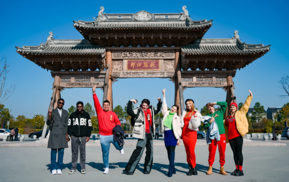 美国大叔夜游中国街头感叹自由 今年中国入境游规模有望创历史新高 美国大叔夜游中国街头感叹自由 今年中国入境游规模有望创历史新高