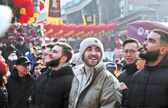 美国大叔夜游中国街头感叹自由 今年中国入境游规模有望创历史新高 美国大叔夜游中国街头感叹自由 今年中国入境游规模有望创历史新高