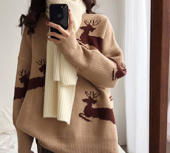 麋鹿图案毛衣搭棕色半裙趣味十足（麋鹿图案毛衣圣诞主题约会穿搭2025）