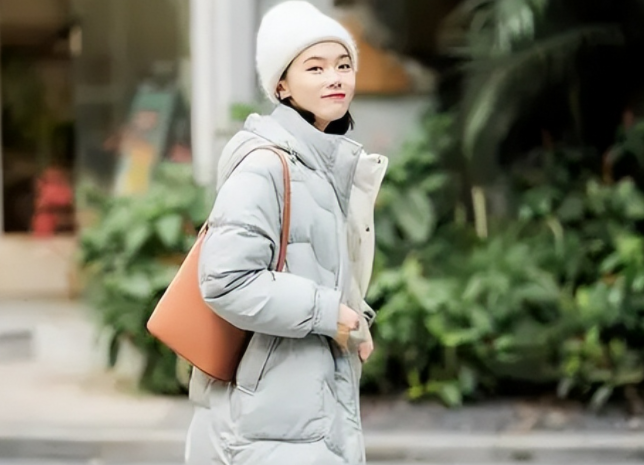 棉服和羽绒服谁更暖和，南方湿冷冬天的通勤最优解是?