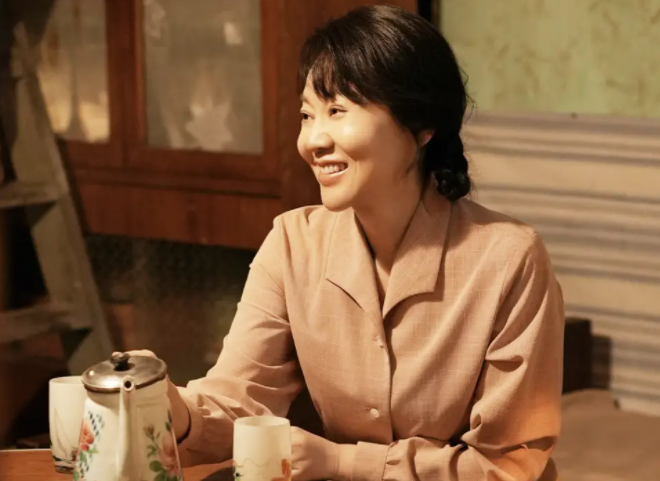 演员闫妮凭《小巷人家》黄玲一角，闫妮首获金莲花最佳女主