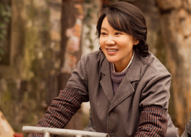 演员闫妮凭《小巷人家》黄玲一角，闫妮首获金莲花最佳女主