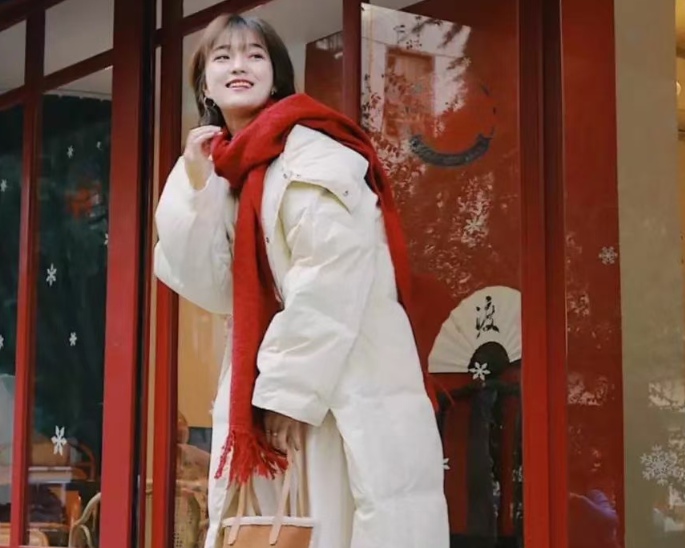 白色羽绒服配红色围巾亮眼（白色羽绒服雪地圣诞经典配色2025）