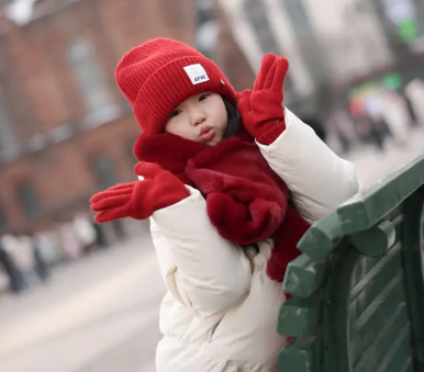 白色羽绒服配红色围巾亮眼（白色羽绒服雪地圣诞经典配色2025）