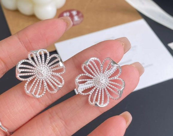 银色雪花耳钉点亮毛绒羽绒服（银色雪花耳钉圣诞派对闪耀小心机穿搭2025）