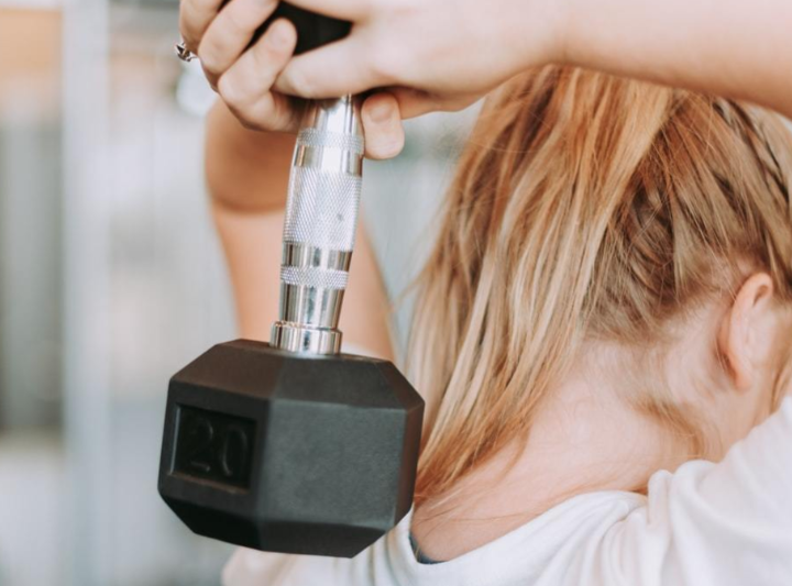 上班族颈肩僵硬如何放松？2025年上班族颈肩办公室拉伸方案解析