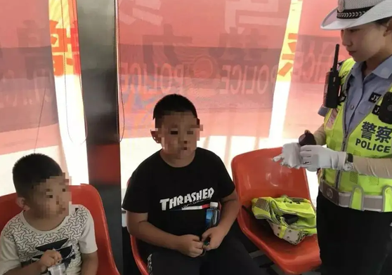 7名小学生组团“报案” 七名小学生吵架到派出所“评理”