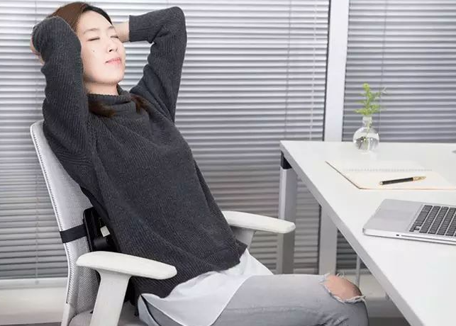 上班族颈肩僵硬如何放松？2025年上班族颈肩办公室拉伸方案解析