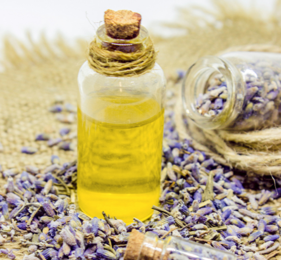 女婴皮肤护理误区:紫草油的危害远超想象,科学护理才安全 女婴皮肤护理误区:紫草油的危害远超想象,科学护理才安全