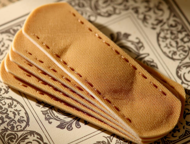 知名奢侈品牌推出羊皮打造的创口贴!不能粘伤口单张约售385元