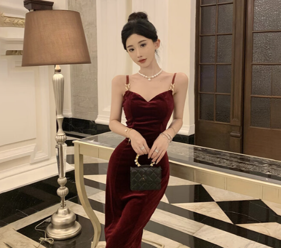 酒红天鹅绒长裙配珍珠项链复古（酒红长裙跨年庆典吸睛2025）