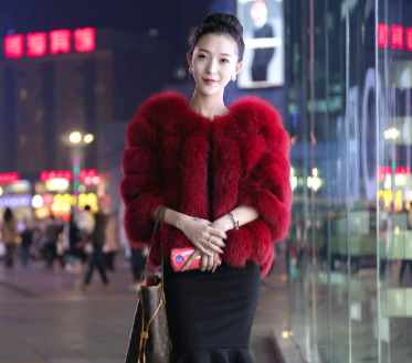 酒红皮草短裙叠穿黑色打底袜显瘦(酒红皮草跨年约会炸街穿搭2025) 酒红皮草短裙叠穿黑色打底袜显瘦(酒红皮草跨年约会炸街穿搭2025)