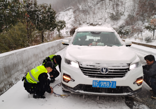 冬季雨雪天气出行安全注意什么？2025年雨雪天气防护与装备指南
