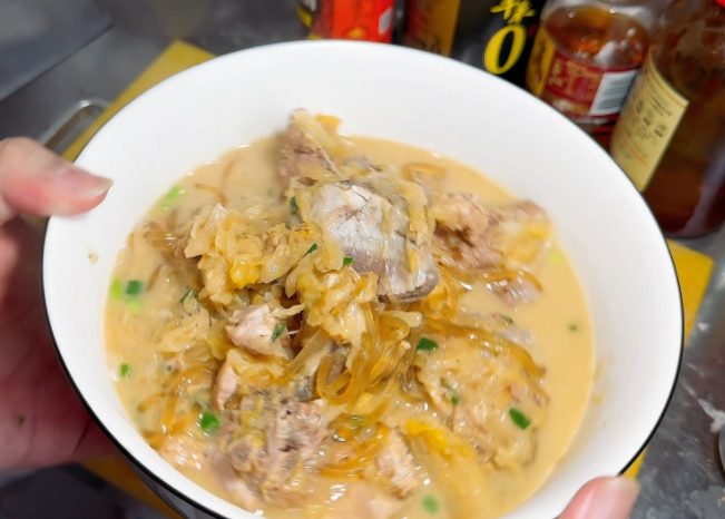 K1572次列车上的骨头炖酸菜火出圈,骨头炖酸菜怎么做2026 K1572次列车上的骨头炖酸菜火出圈,骨头炖酸菜怎么做2026