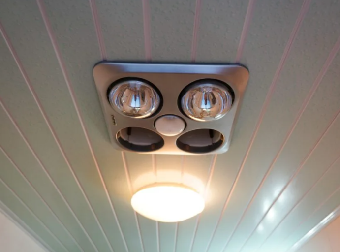 女子开浴霸洗澡突然起火！2025开浴霸洗澡注意事项盘点