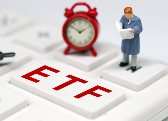 多行业ETF交投活跃，两只科创人工智能ETF半日涨幅超2%