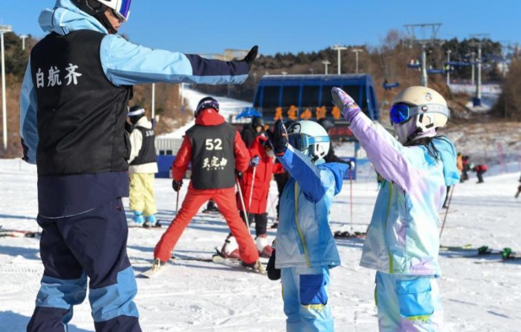 “冰雪经济”新玩法小雪具店撬动大市场！乌鲁木齐冰雪经济热度拉满