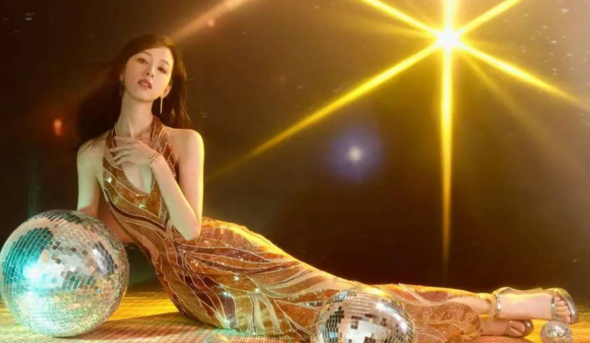 金色亮片裙配高跟鞋闪耀（金色亮片裙跨年夜派对闪耀穿搭2025）