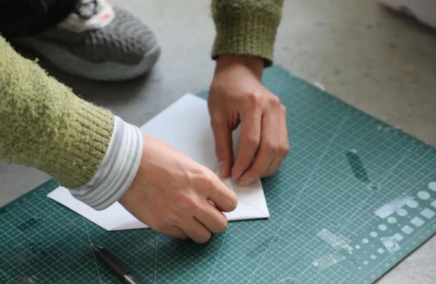 上海男生掷纸飞机98.43米破世界纪录，这项吉尼斯世界纪录在嘉定刷新!