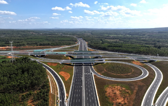 海南首条双向八车道智慧高速公路通车 海南洋浦疏港高速公路正式建成通车 海南首条双向八车道智慧高速公路通车 海南洋浦疏港高速公路正式建成通车