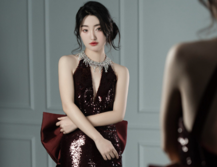 深V领礼服配项链性感（深V礼服跨年夜宴会迷人穿搭2025）