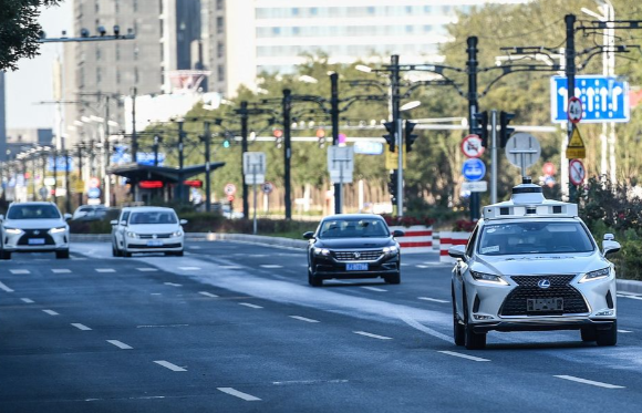 我国智能驾驶渗透率超68% 全国自动驾驶开放测试道路里程突破2.8万公里