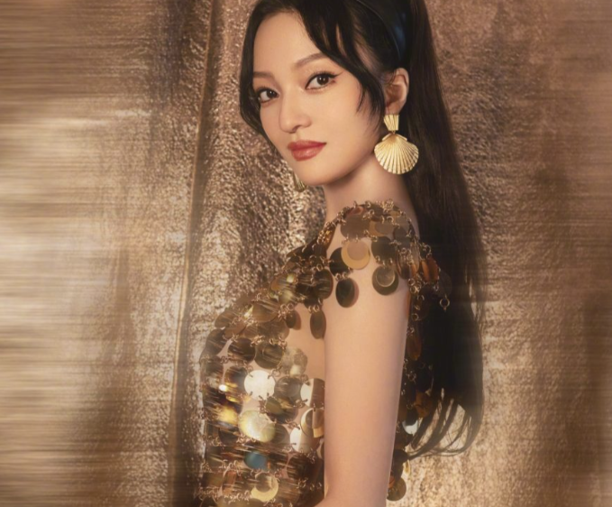 金色亮片裙配高跟鞋闪耀（金色亮片裙跨年夜派对闪耀穿搭2025）