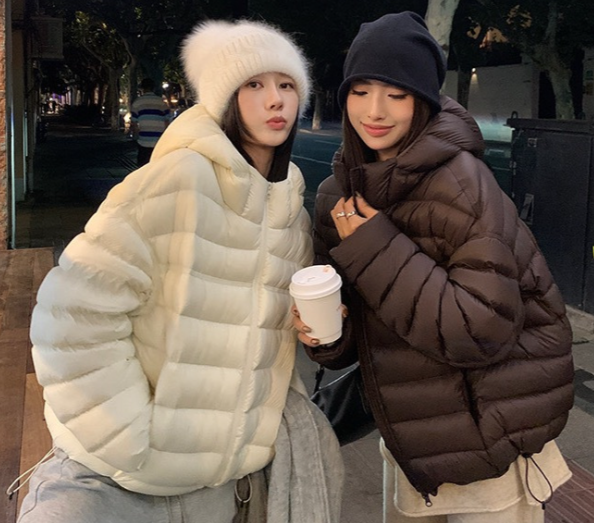 白色羽绒服配围巾温暖（白色羽绒服跨年夜温暖出行搭配2025）