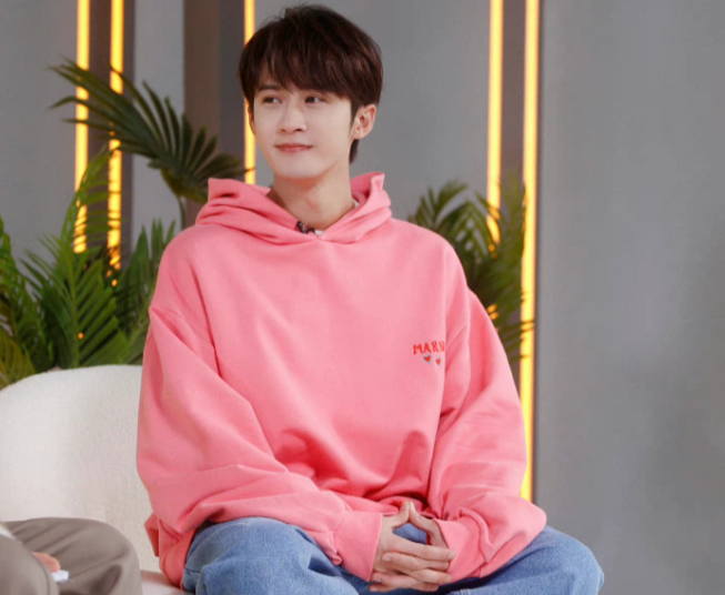 粉色卫衣配牛仔裤休闲（粉色卫衣跨年夜休闲街头风穿搭2025）