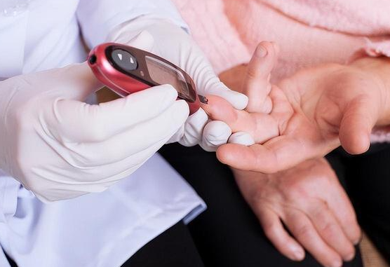 元旦聚餐多血糖不稳怎么办？2025年稳血糖饮食与监测方案