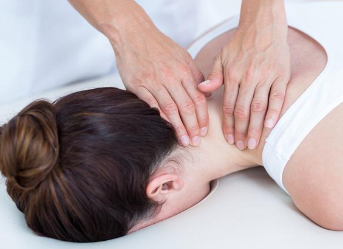 冬季上班族如何缓解肩颈痛？2025年上班族肩颈放松操