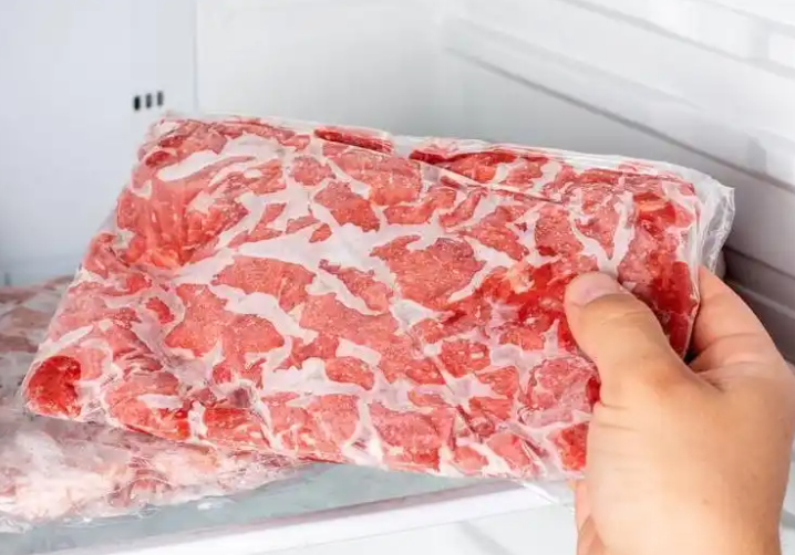 真的别再把肉泡水里解冻了!这3种正确方法学起来 真的别再把肉泡水里解冻了!这3种正确方法学起来