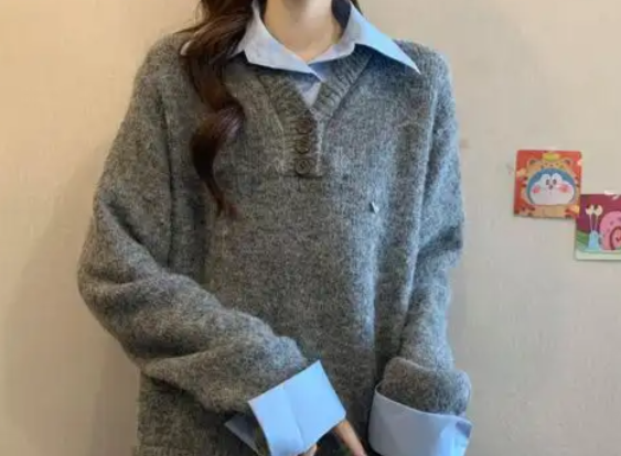 针织假领子配大衣点睛颈部（针织领饰冬日叠穿亮点穿搭2025）