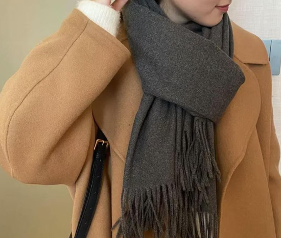 羊绒围巾环绕式保暖法（冬日羊绒围巾颈部多重呵护优雅指南2025）
