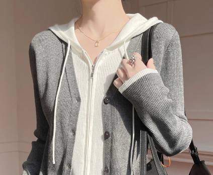 针织假领子配大衣点睛颈部（针织领饰冬日叠穿亮点穿搭2025）